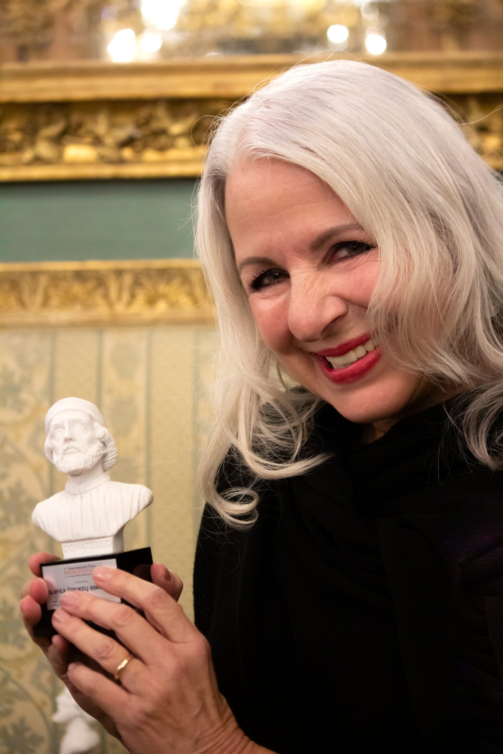 Slavica holding Donatello Prize Florence 2023